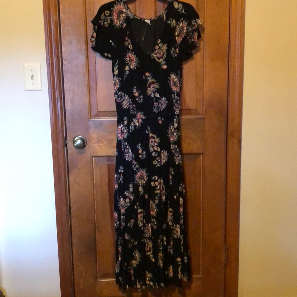 Black Maxi flutter sleeve w floral print sz small
